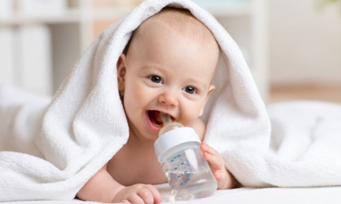赤ちゃんの水は何がいいの？悪いの？いつから？