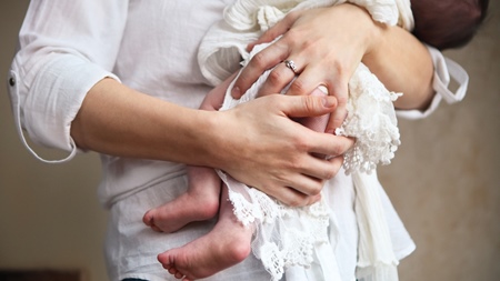 赤ちゃんの抱き癖は治すべき？治すべきではない？