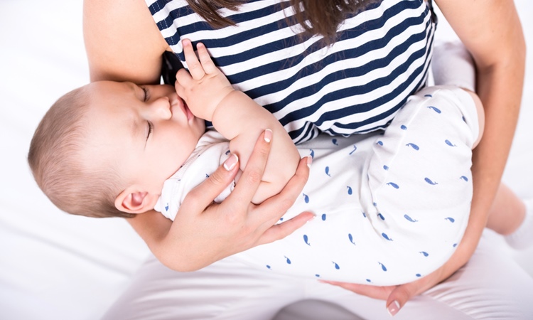 赤ちゃん 抱き 癖 生後3ヶ月までの抱き方が口呼吸に大きく関係します Amp Petmd Com