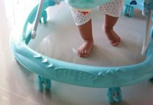 赤ちゃんの歩行器を使うときに知っておきたいこと　 いつから？必要？不必要 　様々な意見　 注意点など