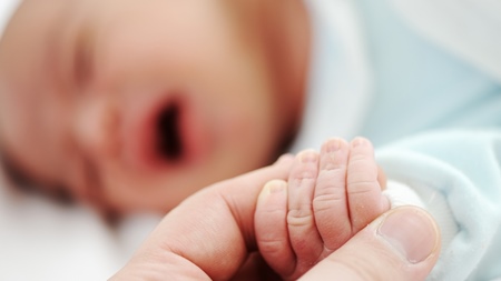 赤ちゃんの反り返りは脳性まひの兆候？