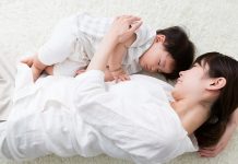 赤ちゃんとの添い寝について知っておきたいこと いつまで？泣く？危ない？ など