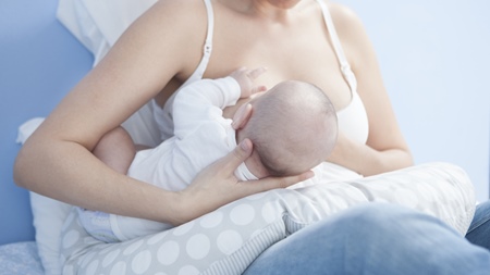 授乳時の赤ちゃんの姿勢を変える