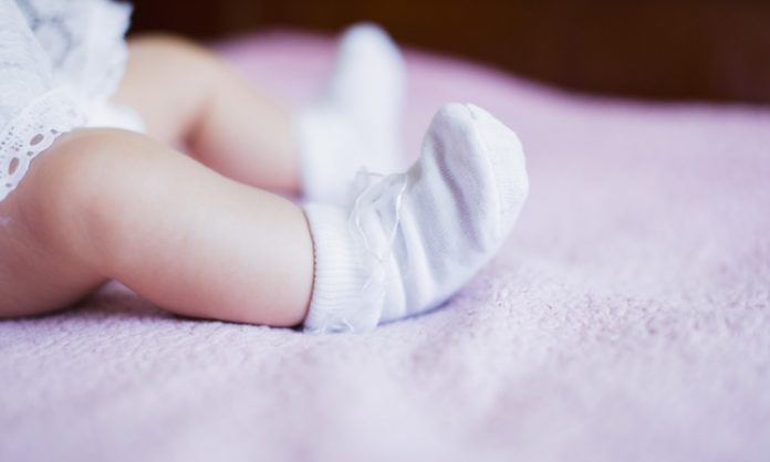 赤ちゃんに靴下をはかせるか迷ったときに知っておきたいこと いつから？必要？など