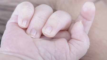 赤ちゃんの爪は薄い