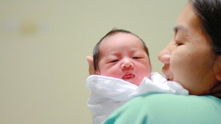 新生児の母乳授乳の頻度と回数