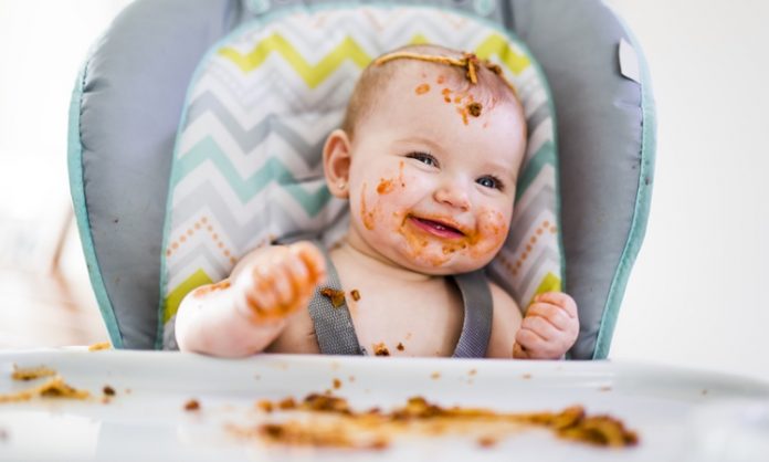 赤ちゃんの手づかみ食べについて知っておきたいこと いつから 遊び 原因は？注意点は？対処方法など