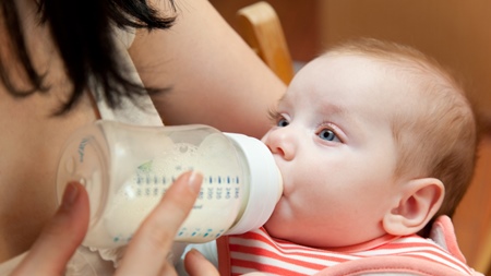 赤ちゃんがミルクや母乳を吐きやすい原因とは？