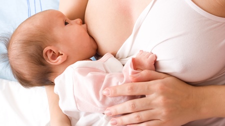 赤ちゃんにミルクや母乳を飲ませるときの注意点