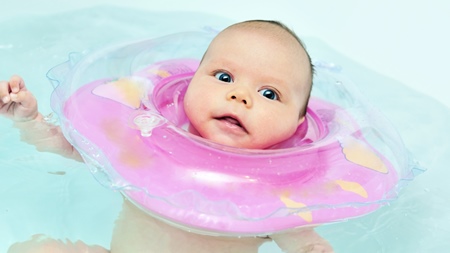 お風呂で赤ちゃんと楽しめるグッズを利用する