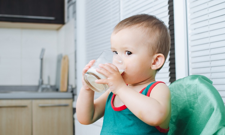 赤ちゃんに牛乳を飲ませるときに知っておきたいこと いつから 注意点