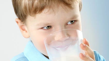 赤ちゃんに牛乳を飲ませるときの注意点