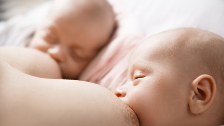 双子の赤ちゃんの同時授乳