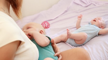 双子育児は授乳時間・回数が二倍になる？