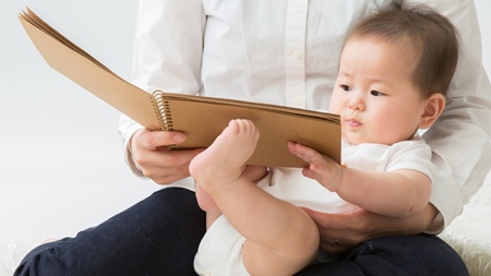 赤ちゃんに絵本を読み聞かせる効果とは？
