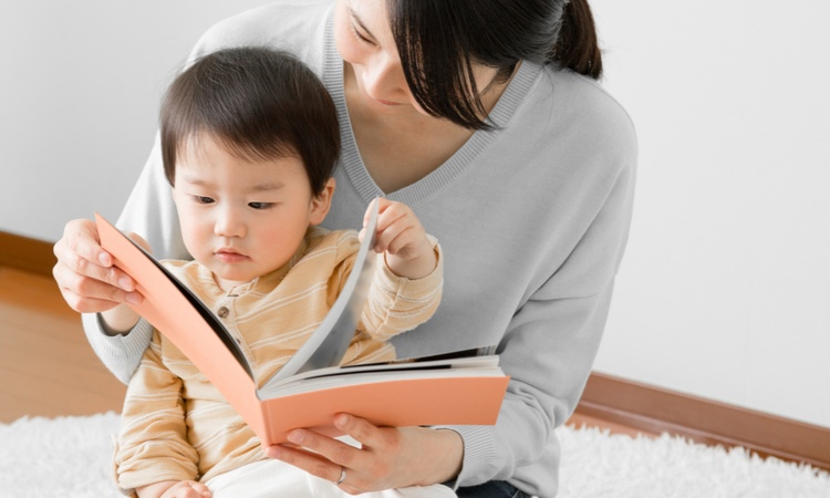 赤ちゃんの絵本の読み聞かせについて知っておきたいこと 読み方 コツ 効果 選び方 いつから いつ など