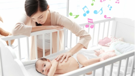 赤ちゃんが安心できる音や音楽を聞かせる