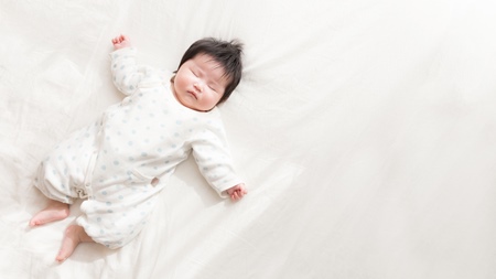 赤ちゃんの寝相の対処法について