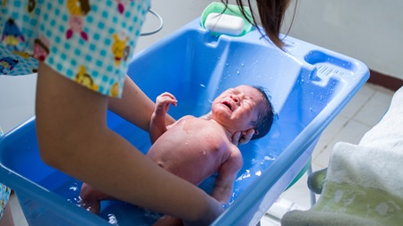 赤ちゃんがお風呂で泣く原因とは？