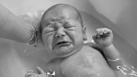 赤ちゃんがお風呂で泣き出す状況のいろいろ