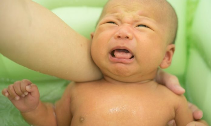 赤ちゃんがお風呂で泣くときに知っておきたいこと 状況 原因 程度 対処方法 注意点 など