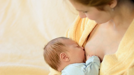 新生児が授乳中に寝てしまった場合の対処法とは？