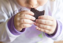 赤ちゃんがチョコレートを食べるときに知っておきたいこと