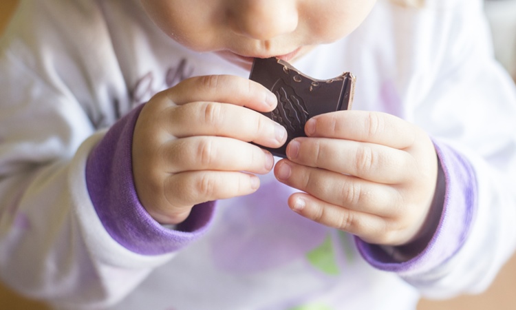 赤ちゃんがチョコレートを食べるときに知っておきたいこと