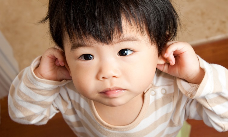 赤ちゃんが耳をさわる 耳をかくときに知っておきたいこと アカイク