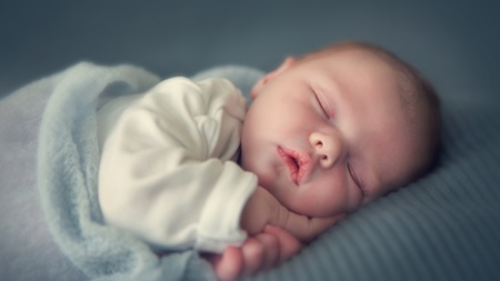 赤ちゃんが横向きで寝るのは大丈夫なの？