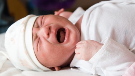 赤ちゃんの寝言泣きと夜泣きの違いとは？